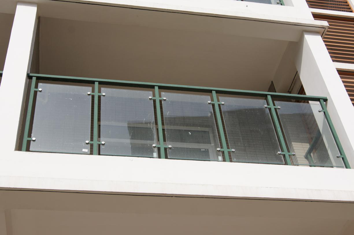 Balcony glass guardrail.png